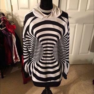 Unique Paint Bar Hoodie size 2X. Great Piece, Dress it/ Dress it Down.